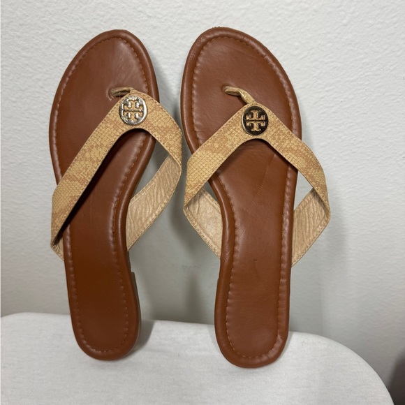 Tory Burch Women’s Flat Faux Snake Reptile Tan Logo Flat Thong Sandals Size 7.5 - Picture 4 of 13